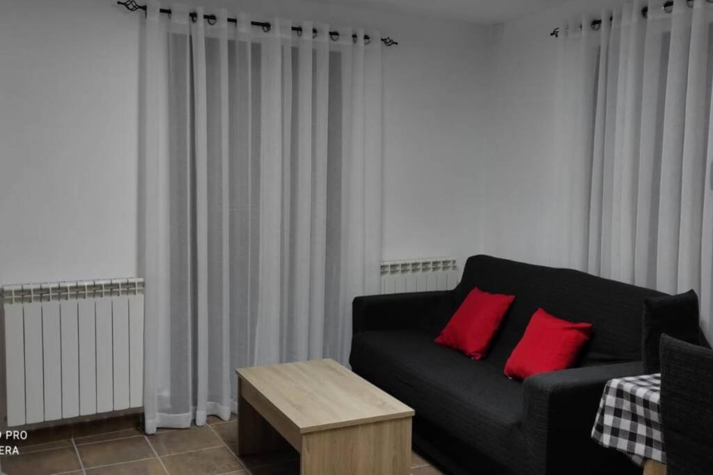 Menjador que es pot trobar en un dels apartaments rurals a Àger.